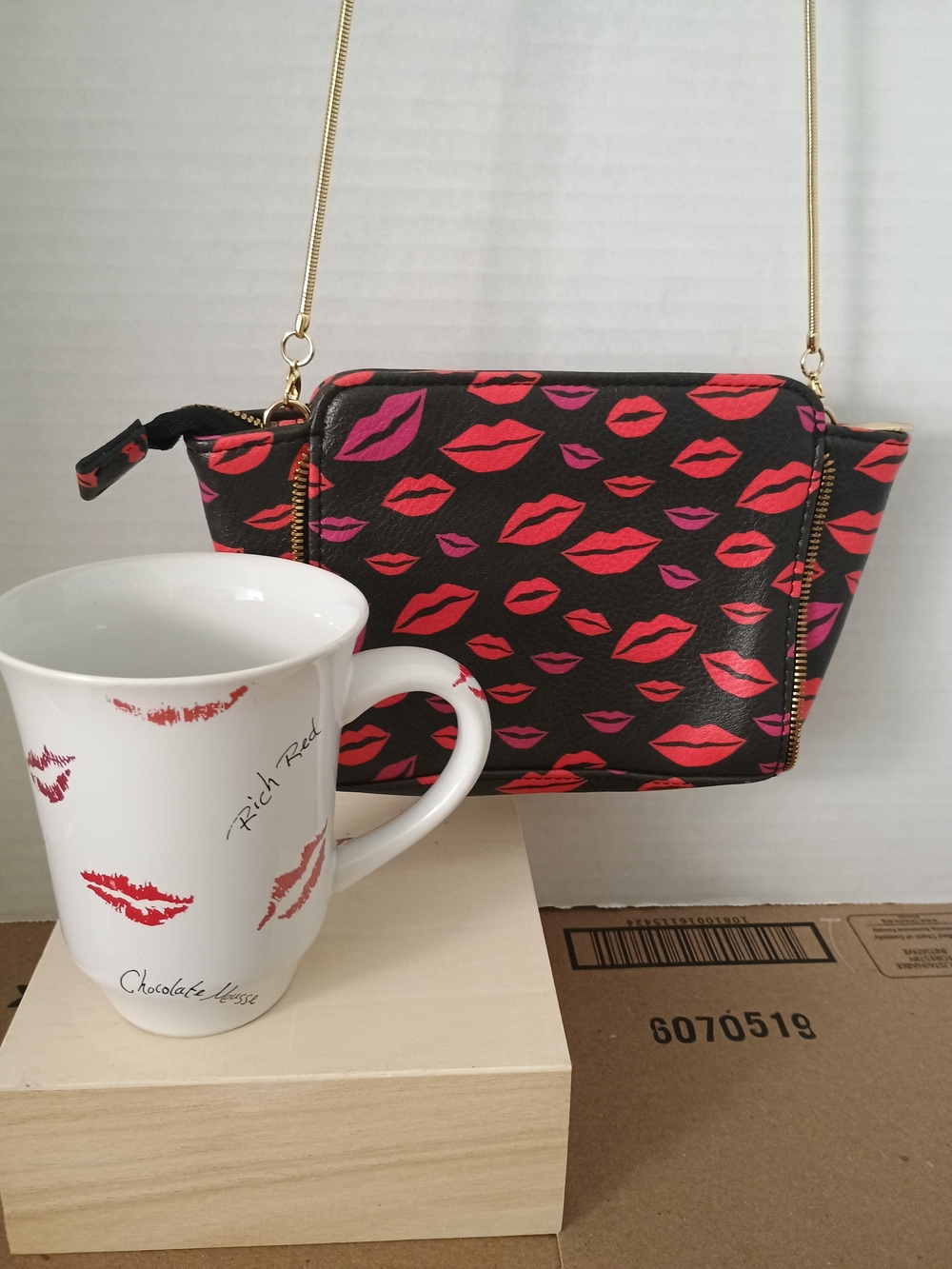 INC International Concepts Lip Print Crossbody Bag Black & Red Like New